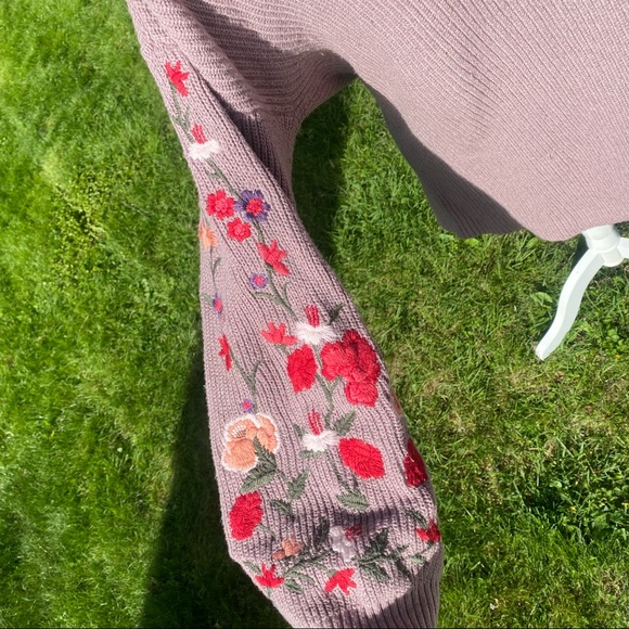 ❌sold mercari❌ American eagle mauve sweater embroidered flowers sleeves V neck - Picture 6 of 9